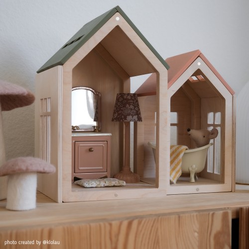 Dollhouse on magnets, M