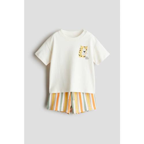 2-PIECE T-SHIRT AND SHORTS SET