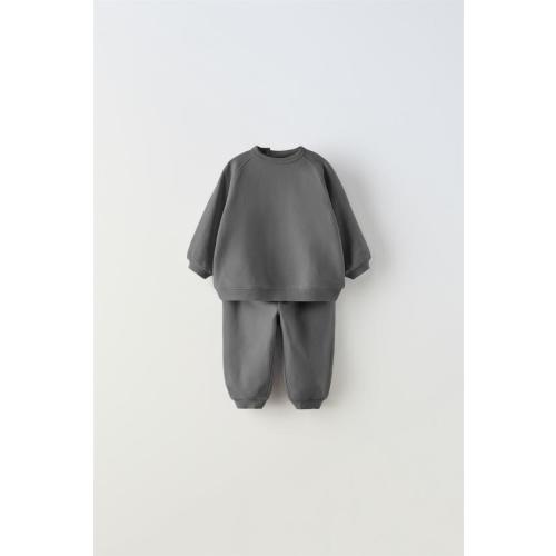 SWEATSHIRT AND PANTS MATCHING SETSWEATSHIRT AND PANTS MATCHING SETPRINTED SWEATSHIRT AND PANTS PACK