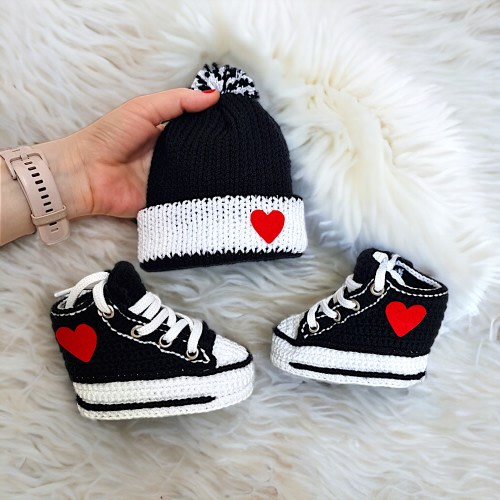 Personalized Baby Crochet Booties & Beanie Set, Newborn Matching Set, Custom Converse-Style Sneaker, Eco-Friendly Baby Gift, 0-3 Months Gift