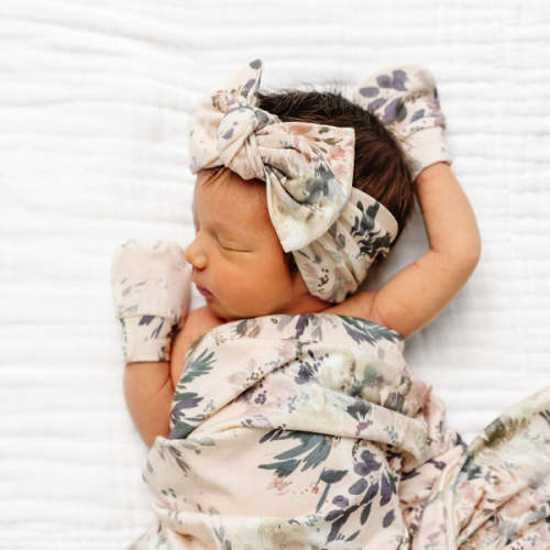 Hazel Newborn Bundle (Gown/Swaddle/Mittens/Bow) – Lou Lou & Company