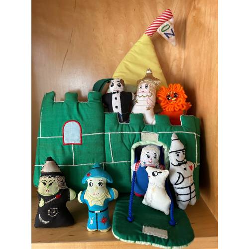 Wizard of Oz Quilted Carrying Bag with stuffed characters