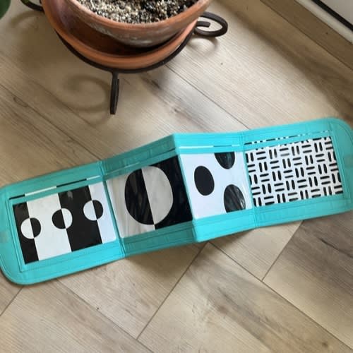 Lovevery Standing Card Holder w/Black and White Cards, from The Looker playkit (LC)