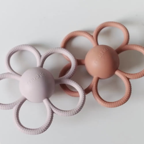 Daisy Rattle Teether – Mushie