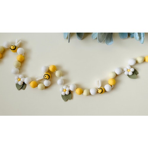 Felt Bee Garland, Spring Flowers, Felt Daisy Bee Garland, Pom Pom, Nursery Banner, Spring Decor, Summer Banner, Bumble Bee Garland
