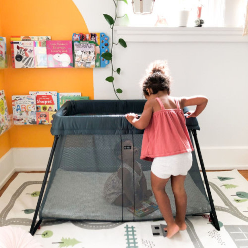 BABYBJÖRN x Babylist Travel Crib Light - Dark Green