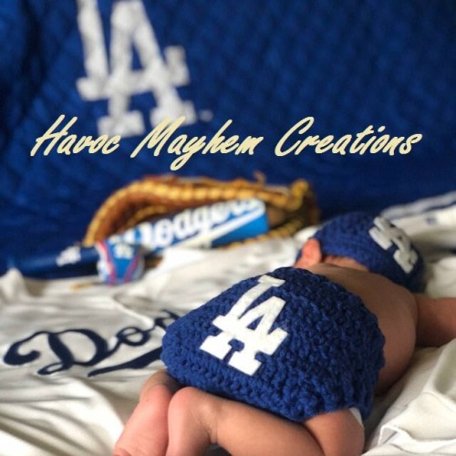 Crochet Newborn L.A. Dodger Baby Set.