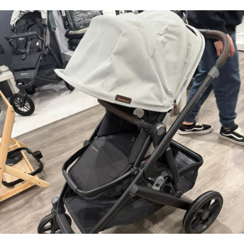 UPPAbaby Vista V3 Stroller - Savannah (Pearl Grey Jacquard/Carbon Frame/Chestnut Leather)