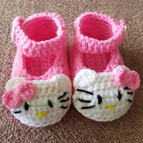 Hello Kitty crochet baby shoes