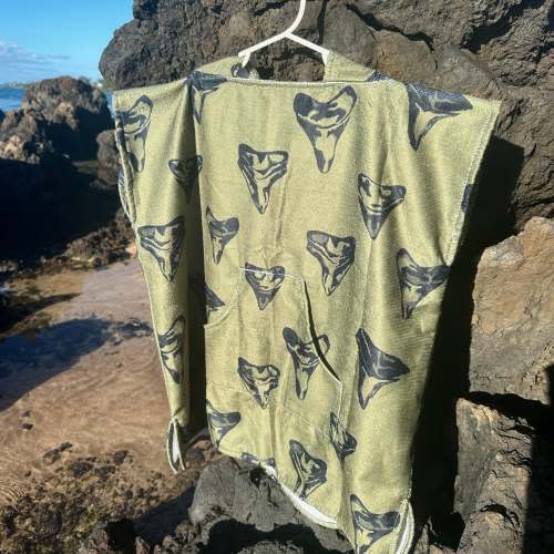 SHARK TOOTH HOODED PONCHO TOWEL