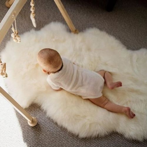 Natural Australian Sheepskin Rug (2x3 ft) with Free Rug Brush- Ideal for Living Room, Bedroom, Area Rug, Nursery Rug, Throw Rug, Stroller Cover, Pet Rug, Bedside Mat (Peau de Mouton Véritable)