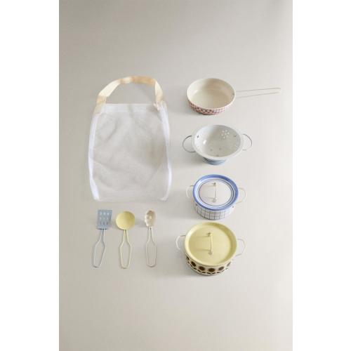 CHILDREN’S TOY SET OF UTENSILS