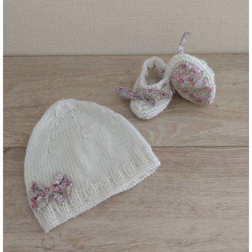 Baby set of hat and booties in white merino wool and pink Eloise liberty fabric