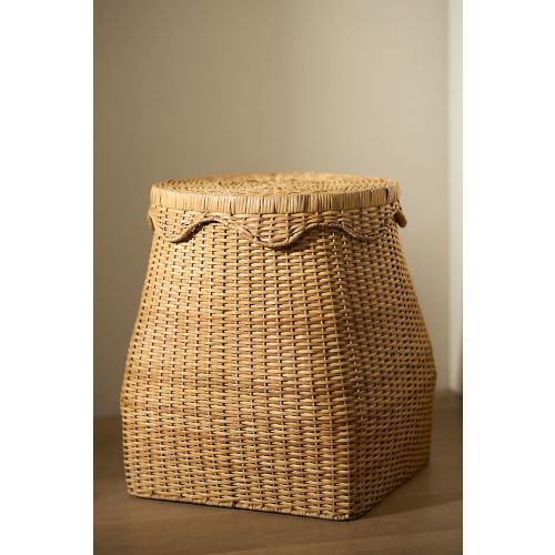 Scallop Wicker Lidded Hamper