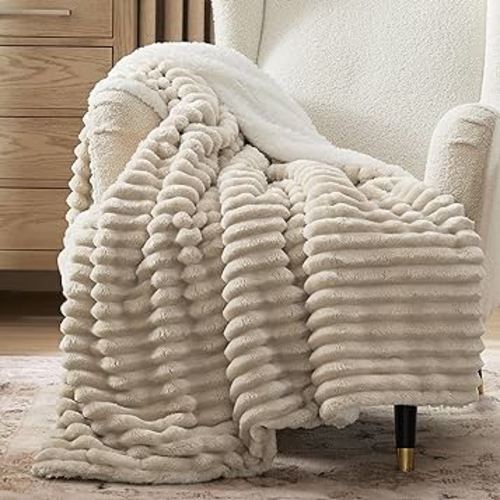 Bedsure Sherpa Blanket Twin Size for Couch - Super Soft Cozy Blanket for Bed, Fleece Thick Warm Blanket for Winter, Plush Beige Blanket Gift for Women, 60x80 Inches