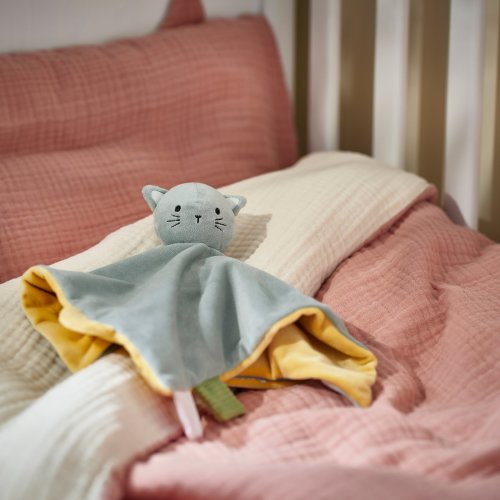 GULDVÄVARE Snuggle blanket with soft toy - blue yellow/cat