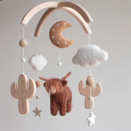 Baby mobile Longhorn cow & wooden cactus - Boho western nursery decor - Farm cot mobile - Highland cow crib mobile - Rustic - UK handmade