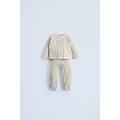 PIPED TEXTURED BONNETDETAILSSTRUCTURED SHIRT AND FOOTED LEGGINGS MATCHING SETPACK OF TWO STRUCTURED LACE
