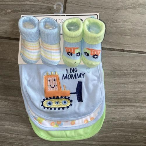 NEW 0-9 MO BOYS THEMED 5 PIECE BIBS SOCKS SET 3 BIBS...