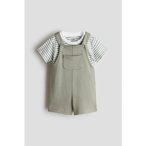 2-PIECE T-SHIRT AND OVERALLS SET