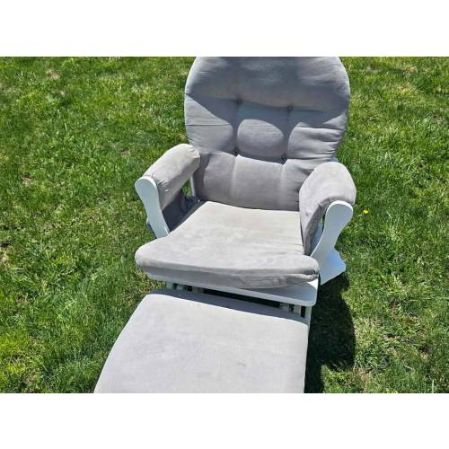 Rocking chair for nursery w/ ottoman (Syracuse, KS)