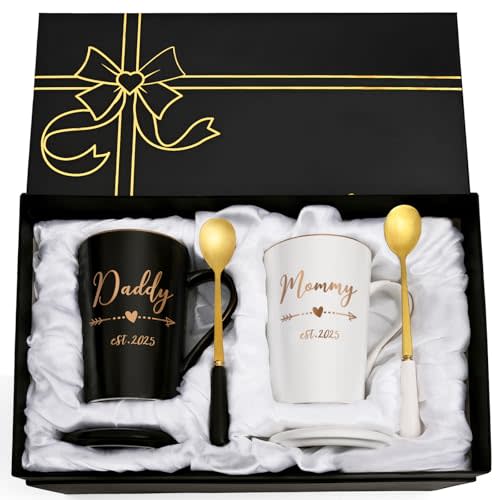Maustic New Parents Gifts for Couples, Mom and Dad Mugs, New Mom Dad First Time Parents Gifts, Gifts for Expecting Parents, Mom Dad to Be Gift, Mommy Daddy Est 2025 Mugs Set, 14 Oz Black & White