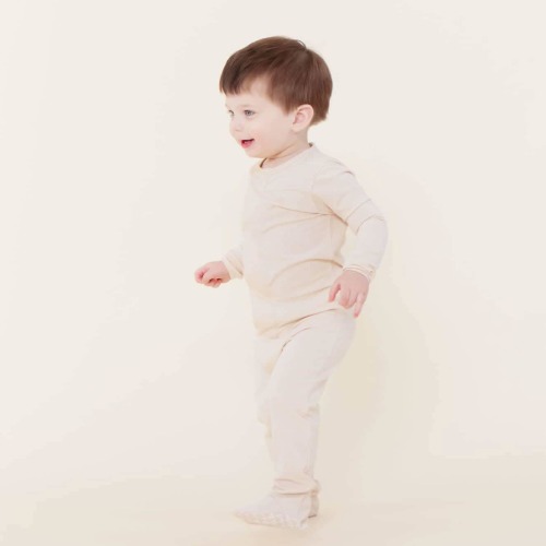 gentle cream CloudStretch™ magnetic footie – Magnetic Me