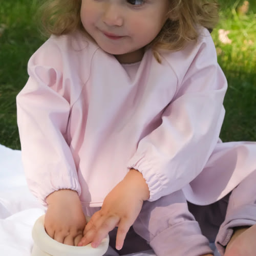 Long-sleeved bib with integrated pocket that catches food- CANDY PINK