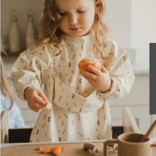 Long-sleeved bib with integrated pocket that catches food - FLOWERS