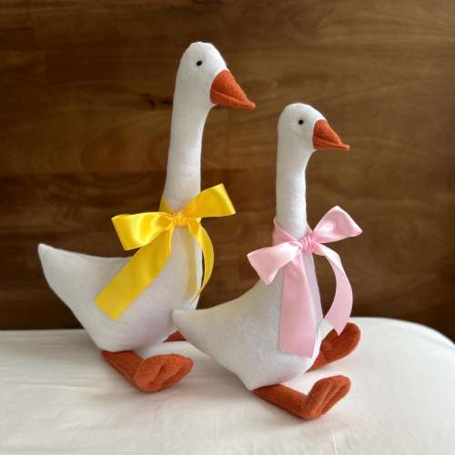 Hand-Sewn Goose Plush – Soft Stuffed Animal – Felt Fabric Goose – Handmade Farmhouse Toy – Whimsical Nursery Decor – Two Sizes