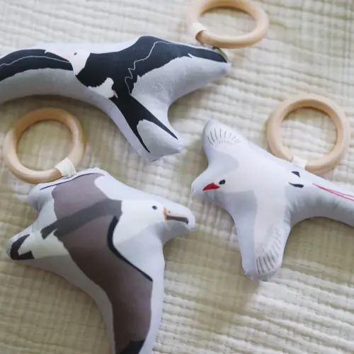ʻUlīʻulī Pēpē Manu Pae (baby rattle + teether) — kahua aina