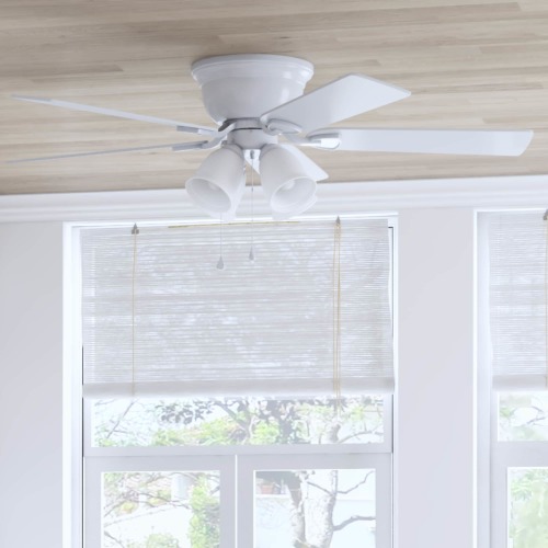 Harbor Breeze Centreville 52-in Flush Mount White with White/blonde Blades Ceiling Fan With Light ( 5 -Blade )