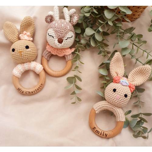 Crochet baby rattle with grip ring made of beech wood