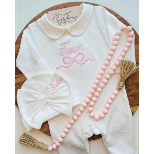 Personalized Baby Girl Coming Home Outfit Set – Embroidered Sleeper & Hat with Bow – Custom Newborn Gift – Hospital Outfit