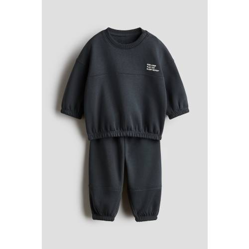 2-PIECE SWEATSHIRT AND JOGGERS SET