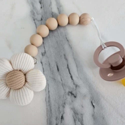 Beige Flower Pacifier Clip, Handmade Dummy Holder, Wooden and Silicone Baby Pacifier Chain, BPA Free, Newborn Gift Paci Clip