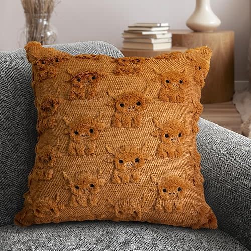 Highland Cow Throw Pillow Covers 18x18 Cow Home Decor Farmhouse Pillow Covers Soft Plush Faux Fur Wool Pillowcases for Sofa Living Room, Gifts for Highland Cattle Lovers