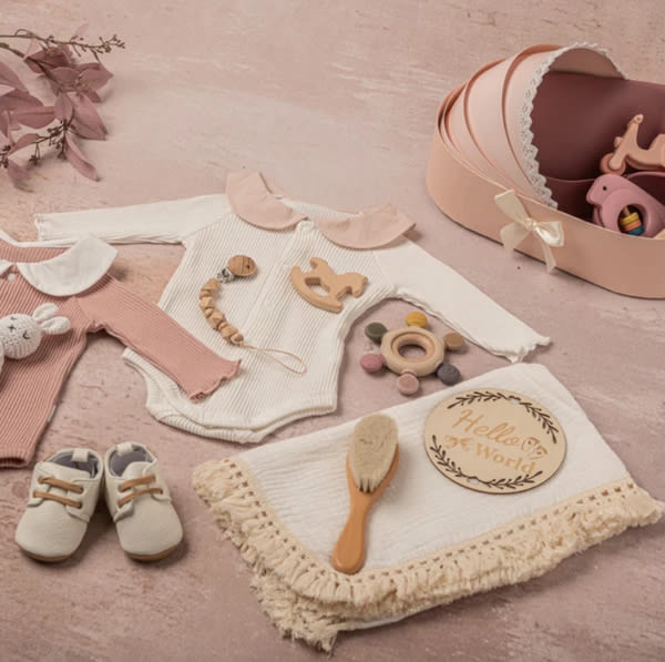 Signature Ultra Luxe Baby Basket Girl
