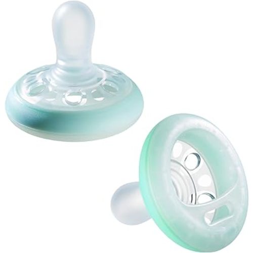 Tommee Tippee Breast Like Night Pacifier, 0-6 Months, Pack of 2 Pacifiers with Breast-Like Shape and Glow in The Dark Technology