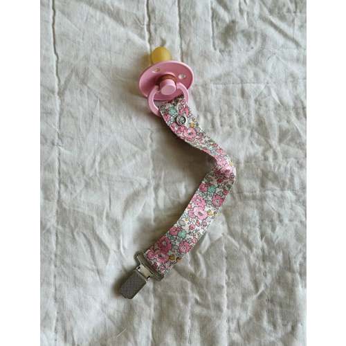 Pacifier Clip in Pink Betsy