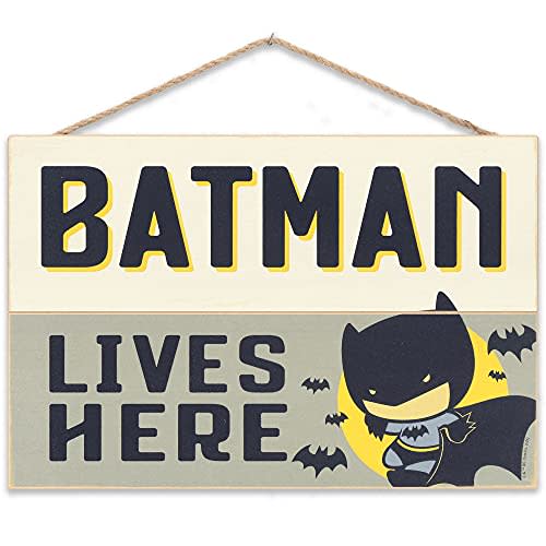 DC Comics Batman Sign - Superhero Hanging Wood Wall Decor for Kids' Bedroom or Nursery - Batman Lives Here