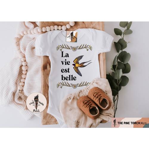 French la vie est belle bodysuit, Life is beautiful bodysuit, retro French baby, French saying Baby Clothes, Unisex French Baby Clothes