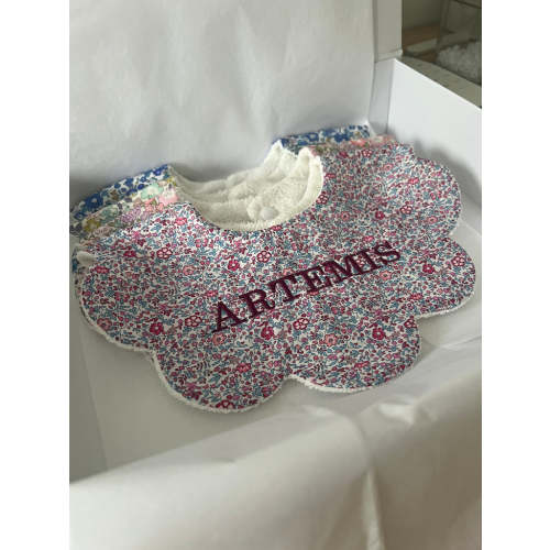 Set of 4 scalloped bibs