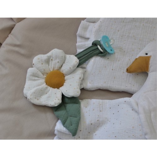 flower rattle, baby girl rattle, newborn baby rattle, flower nursery, pacifier holder, flower soft nursery, flower tetra, baby girl details