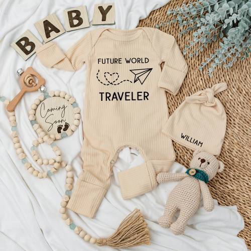 Future World Traveler Baby bodysuit and hat set, Cute baby set, Baby Clothes, Announcement gift, Going home outfit, Natural Pregnancy Reveal