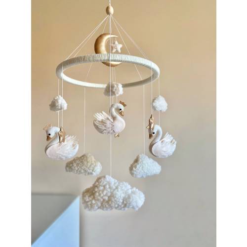 Swan mobile, baby mobile girl, boucle mobile, baby room decor, nursery mobile