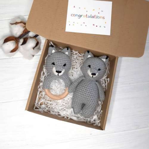 Wolf baby gift box personalized, newborn small stuffed wolf, baby wolf rattle, new baby boy gift set, pregnant sister gift, knitted wolf