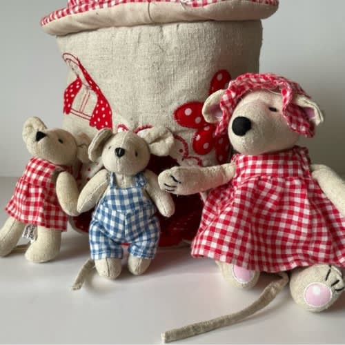 Powell Craft England Mouse House and Family