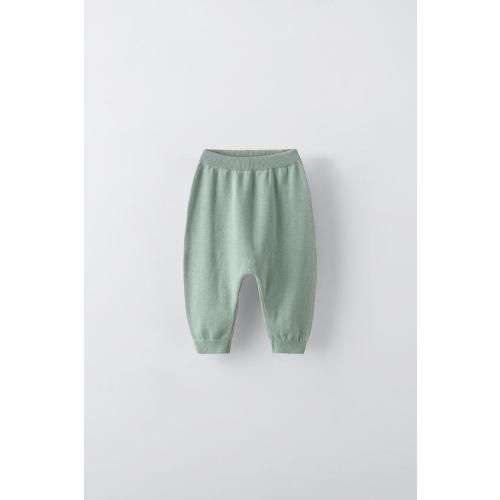 TEXTURED POLO SHIRTKNIT JOGGER PANTSLEATHER SNEAKERS WITH ADJUSTABLE STRAPS