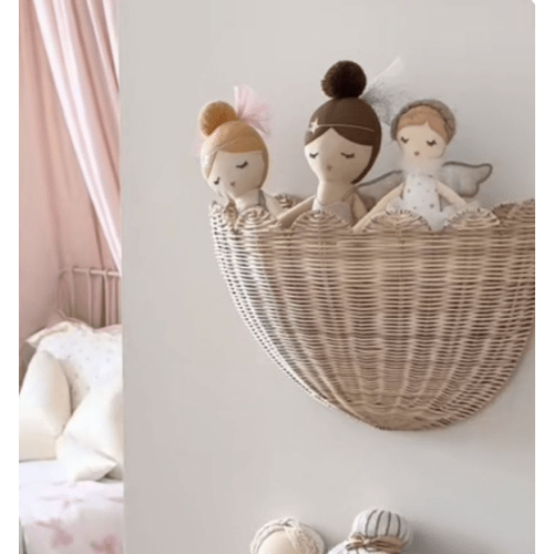 Scalloped Hanging Wicker Baskets for Wall, Scalloped Home Decor, Hanging Woven Rattan Wall Basket for Flowers Front Door Bathroom Storage (M)